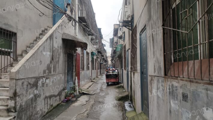 电瓶车厂家属院外景图