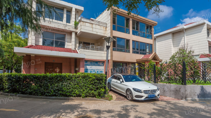 龙润山庄外景图