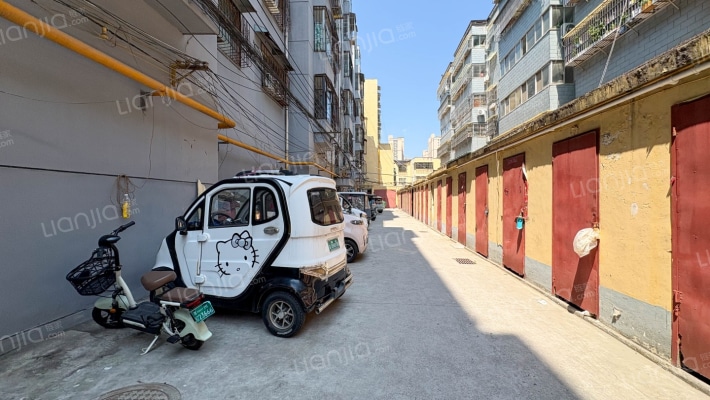 蚁蜂家属院外景图