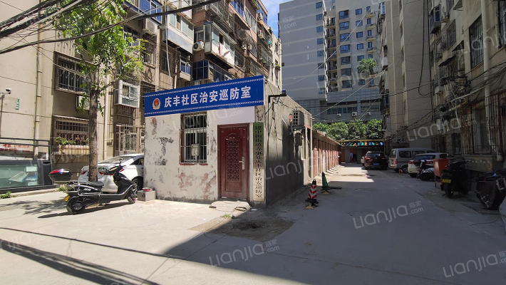 政通路32号院外景图