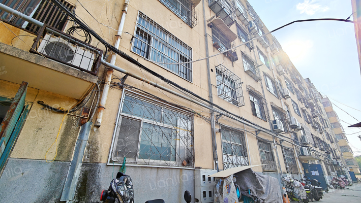 范镇建筑公司宿舍外景图