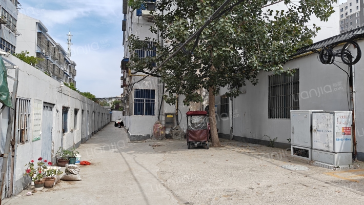 进修学校宿舍外景图