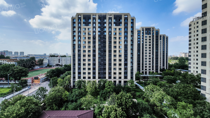 绿地海珀云翡外景图