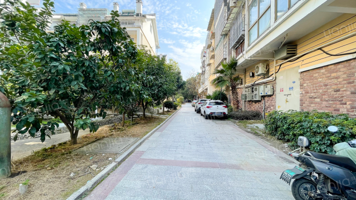 君临香格里A区外景图