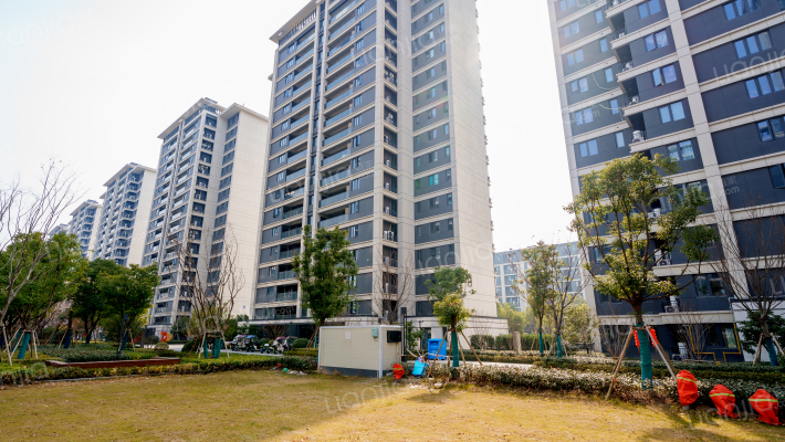 金辉璟樾云著外景图