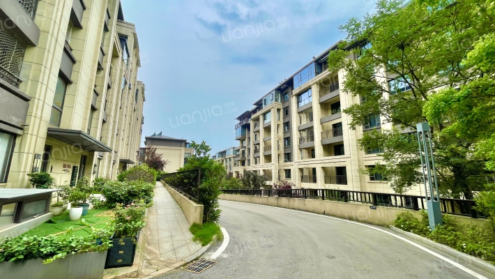 卓越千山里外景图