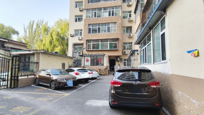 三桥大厦后院宿舍外景图