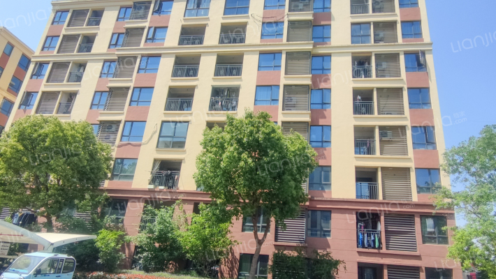 中朝桃园水岸外景图