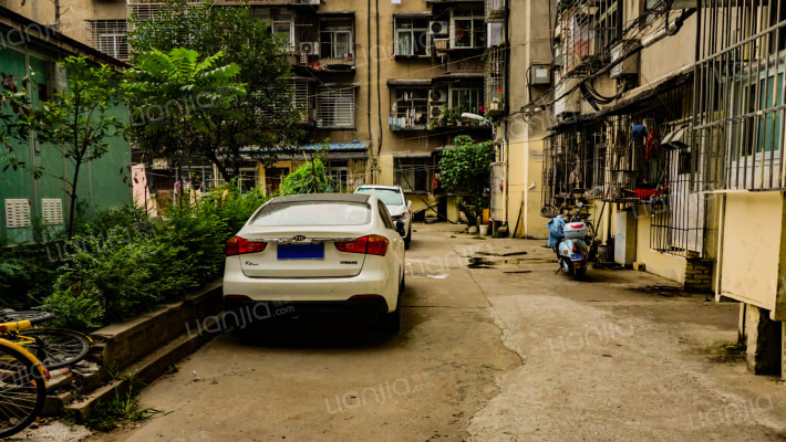 毛皮厂家属院外景图