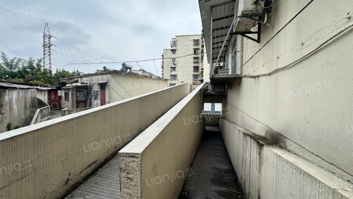 建设村拆迁楼外景图