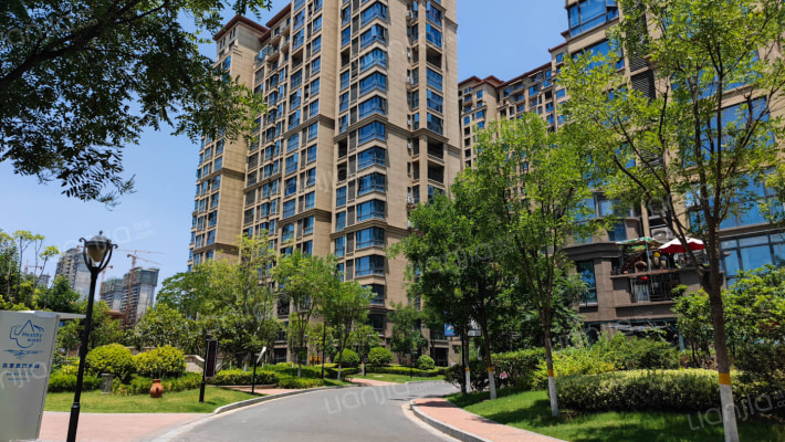 晋开四季城外景图