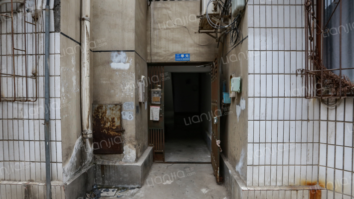 松鹤路53号房管局家属院外景图