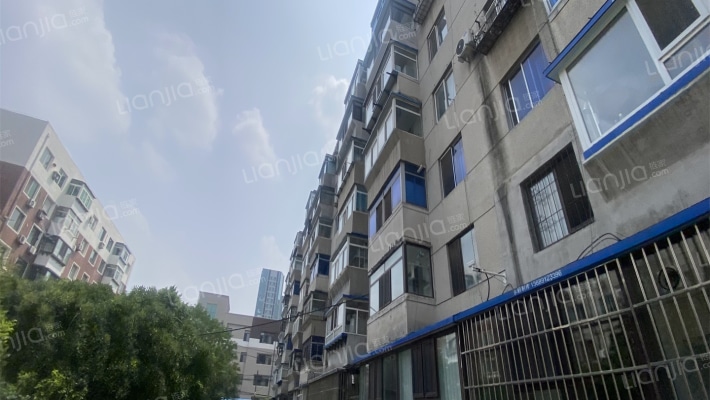 辽大二部家属楼外景图