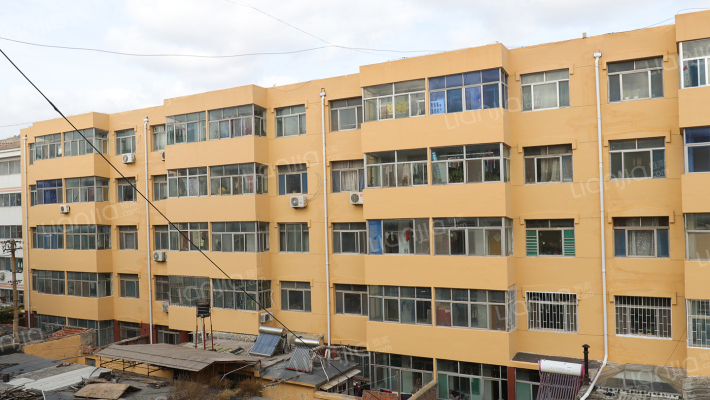 老服装厂家属院外景图