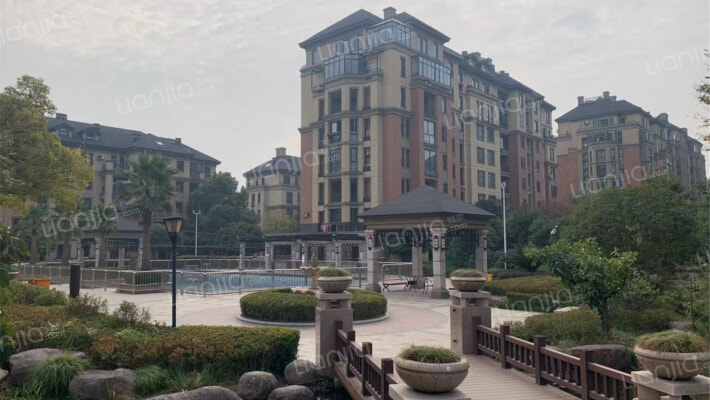 星桥桂花城外景图