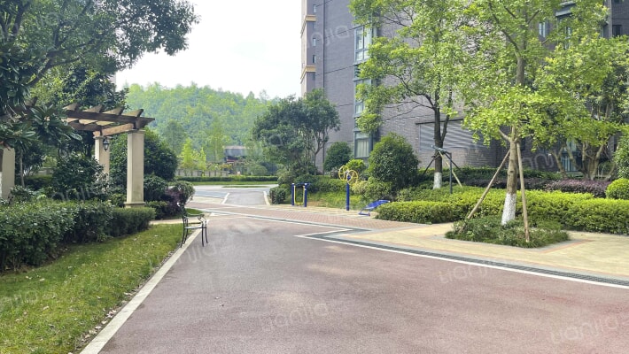 广大城青山映水上城外景图