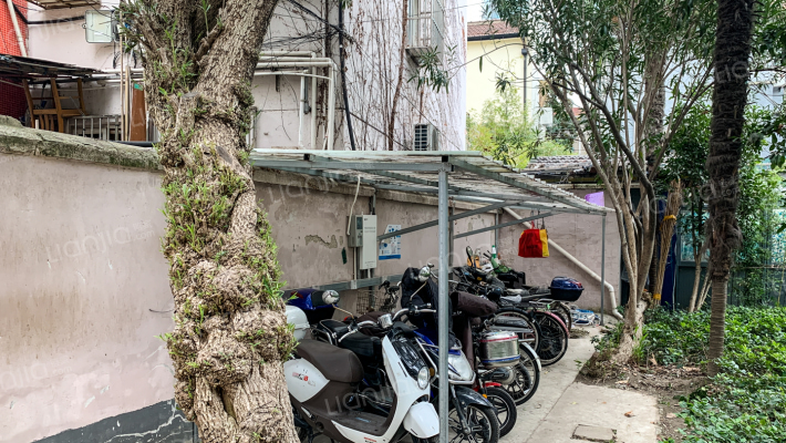 新闸路1321号外景图