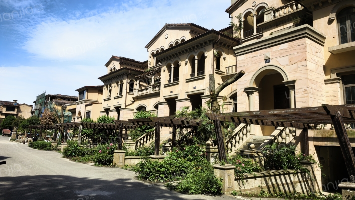 金色湖岸外景图