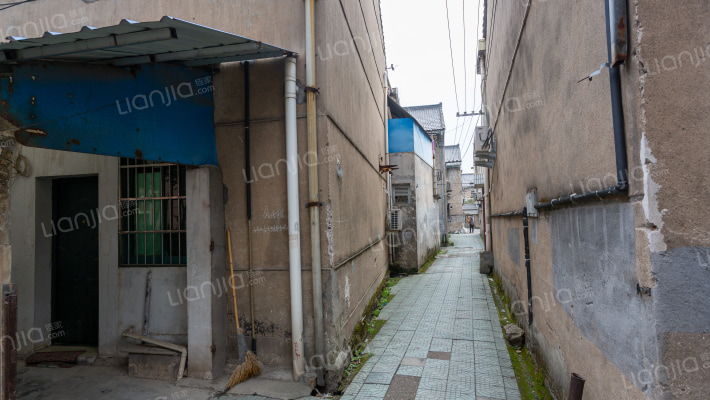 广场后新村外景图