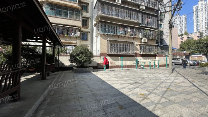 武警司法宿舍大院外景图