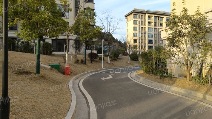 龙腰山居外景图