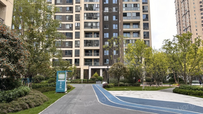 昕晖麓台熙著外景图