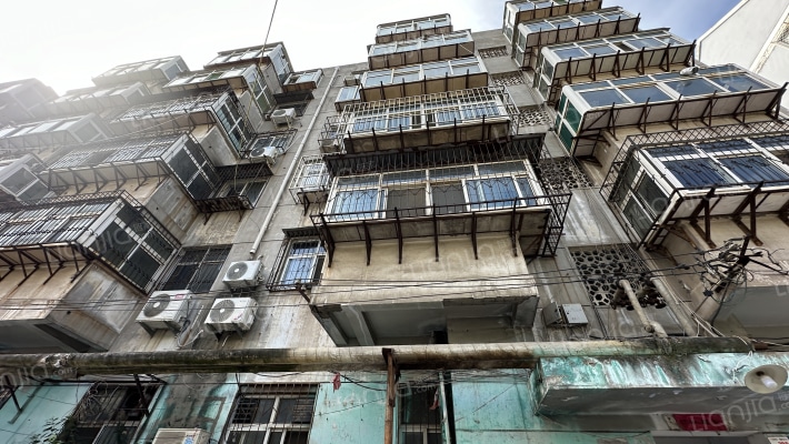 八公司住宅楼外景图