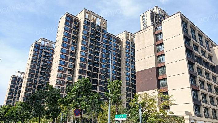 中国铁建国际城外景图