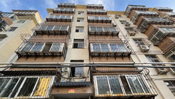 药材站文明院外景图