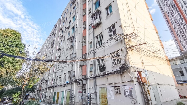 超大宿舍外景图