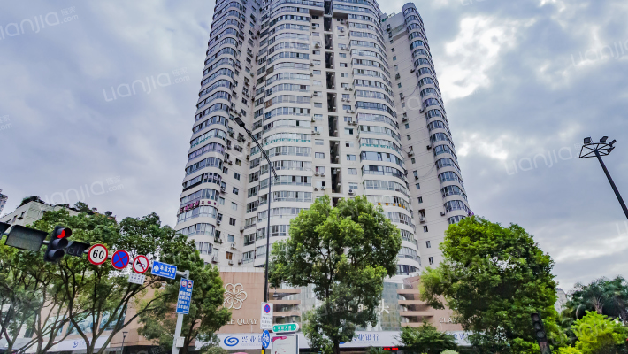 学院大厦外景图