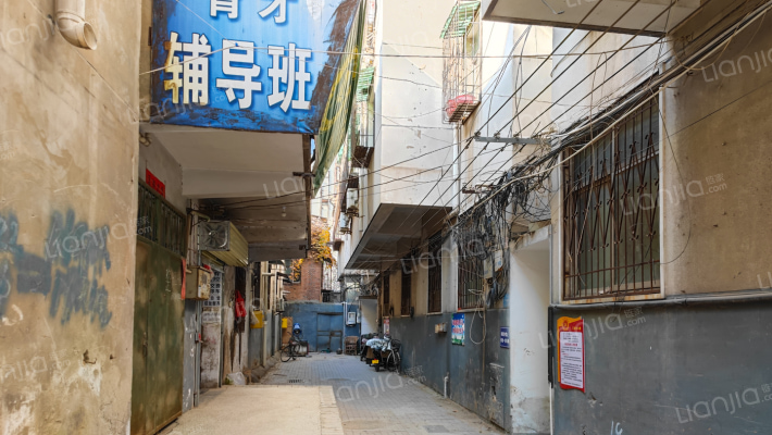 文教局楼外景图