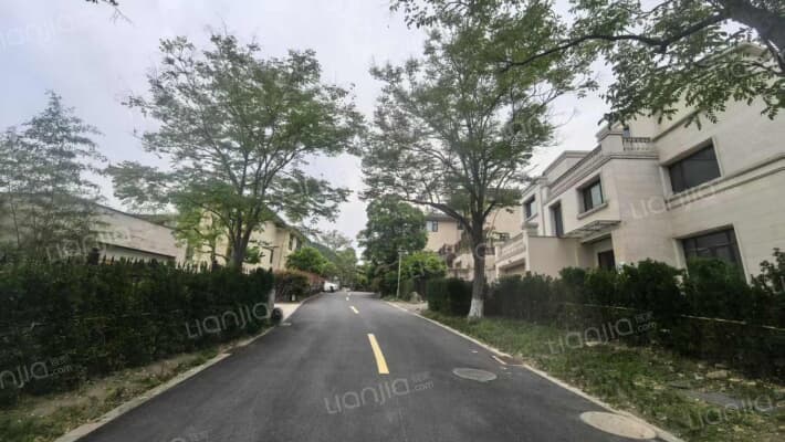 浪漫和山外景图