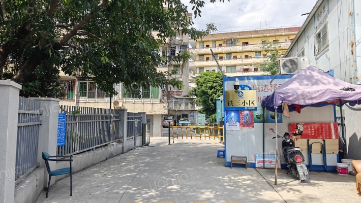 铁三小区外景图