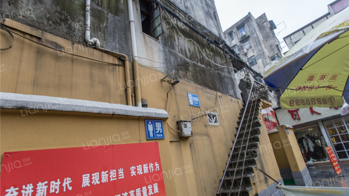 吕八街西外景图