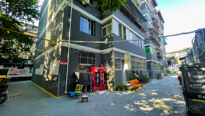 外文书店家属院外景图