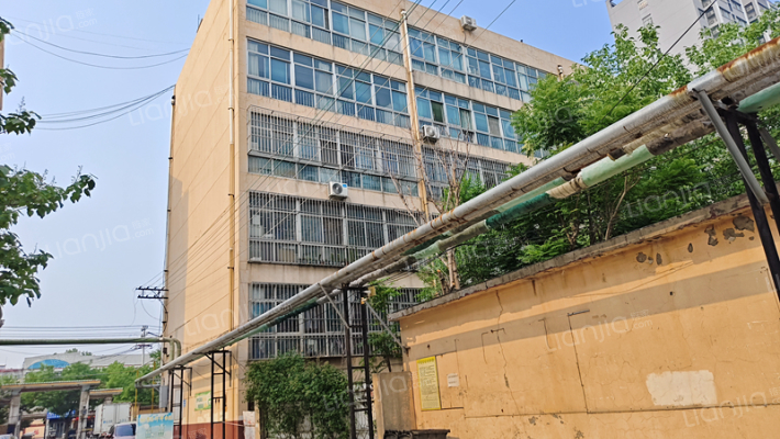 生产资料家属院外景图