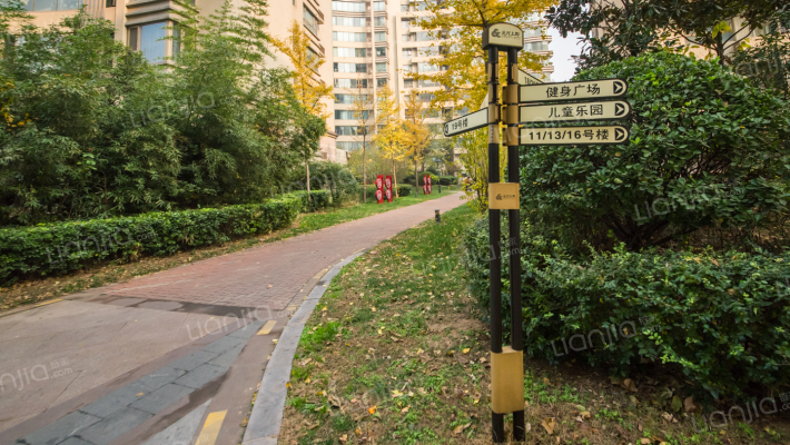 运河上郡外景图