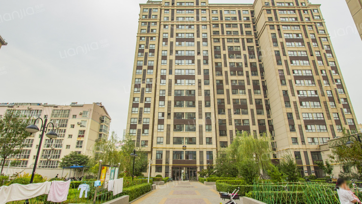 万隆财富广场外景图