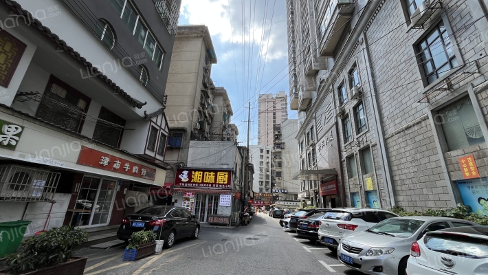 东兴园巷外景图