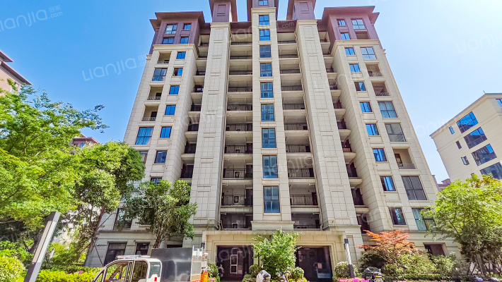 柳岸春风外景图