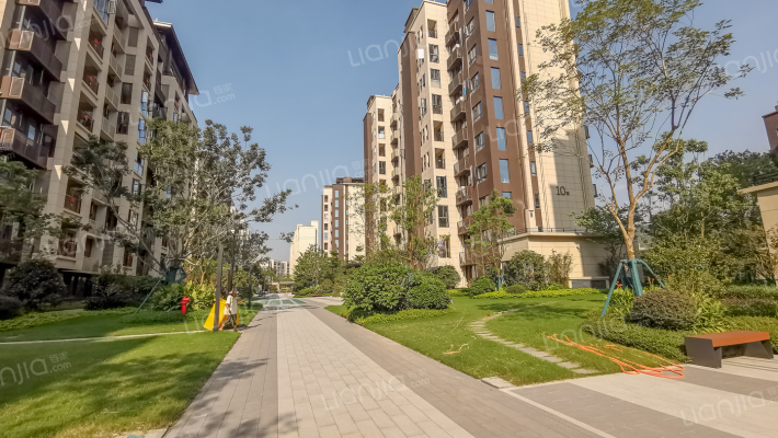 万科翡翠之光外景图