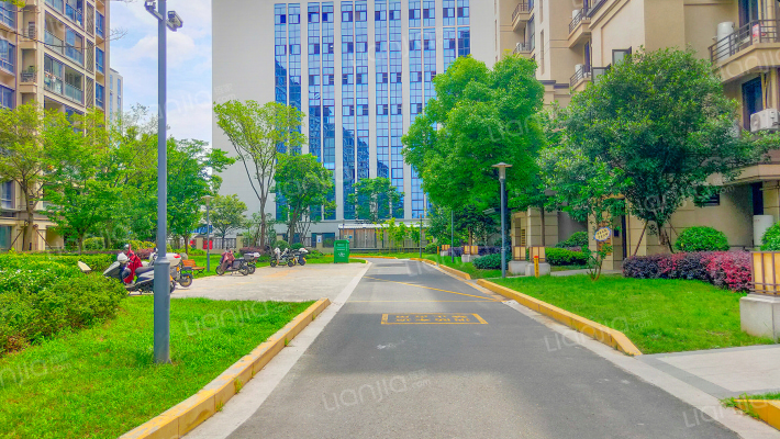 鸿翔仰山郡外景图