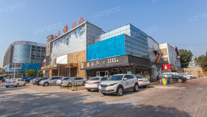 龙庭南门外景图