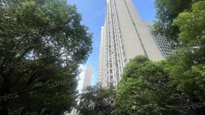 万达广场东区外景图