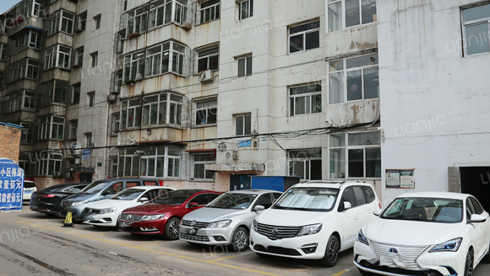 兄弟钢铁楼外景图