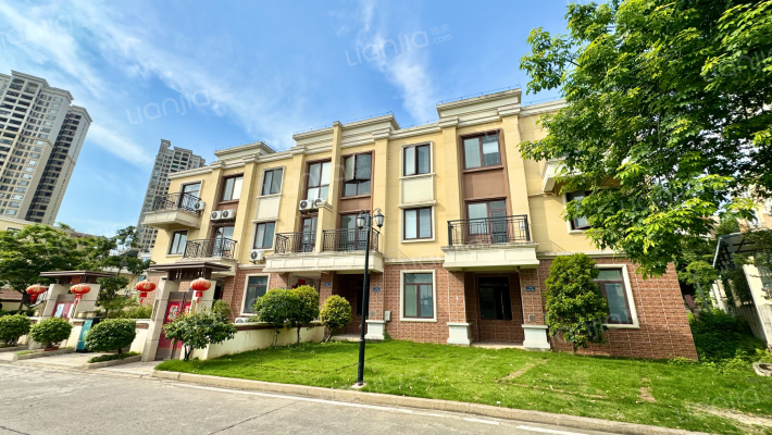 元邦山清水秀外景图