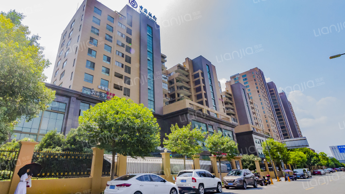 万康财富广场外景图