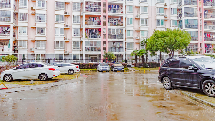 公交锦绣园外景图