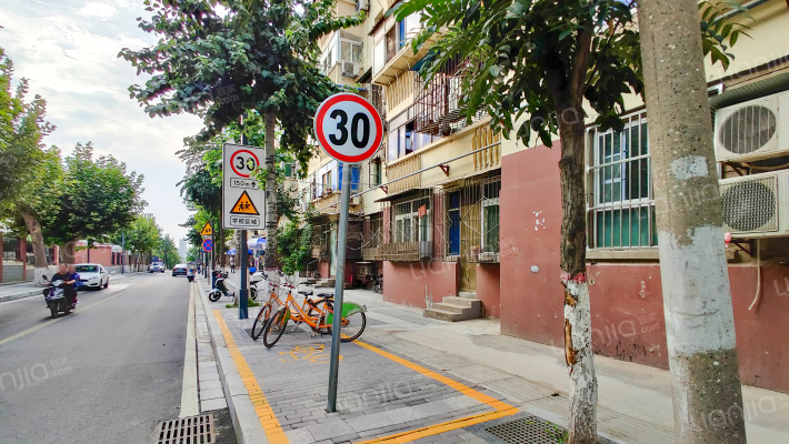 煤炭厂家属院外景图